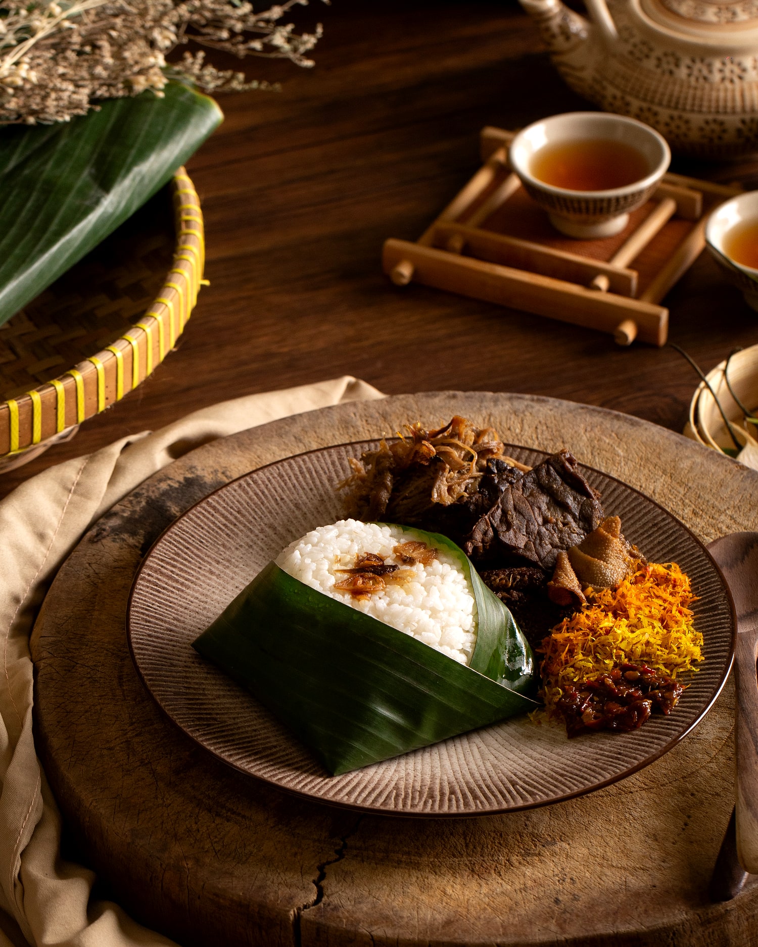 Sepiring Nasi Krawu Ning Milla lengkap dengan empal, serundeng, dan sambal khas Jawa
